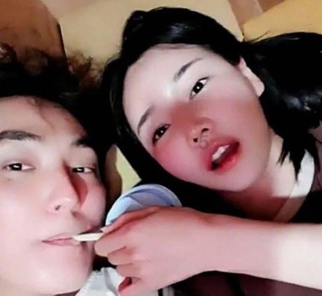 眼镜 说是防辐射的 对着镜子看 反射绿光 这个镜片好吗? 还有用眼镜布檫镜片放在强光下就会看到痕迹好吗游戏画面
