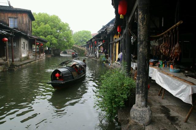 李湘李维嘉合体直播，快50岁李湘一身红色穿搭气场十足依旧富态